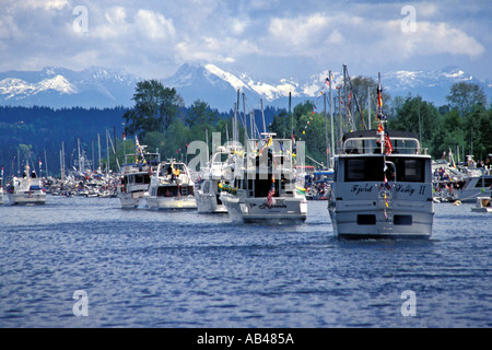 Parade der Yachten durch Montlake Schnitt am Tag der Eröffnung der Bootssaison in Seattle Washington Stockfoto