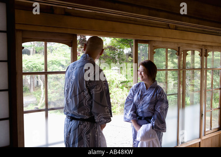 Älteres Paar tragen yukata Stockfoto