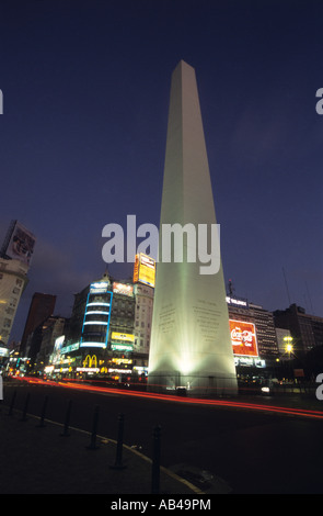 Der Obelisk und Avenue 9 de Julio nach Sonnenuntergang, Buenos Aires, Argentinien Stockfoto