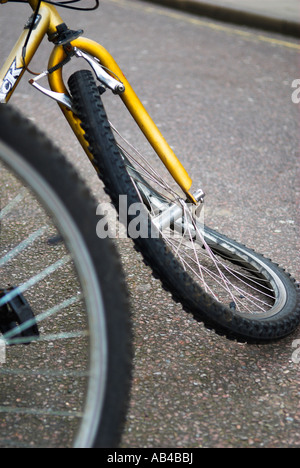 Gebogen und beschädigte Vorderrad des Fahrrads auf Straße Stockfoto