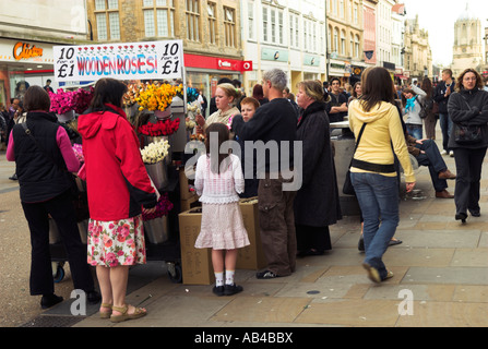 Straße mit den Massen verkaufen und Einkaufen auf Cornmarket Street City of Oxford England UK Stockfoto