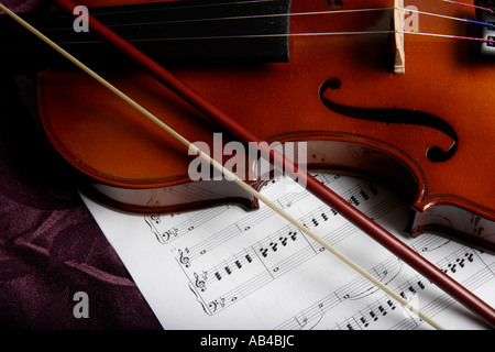 Geige auf Noten Stockfoto