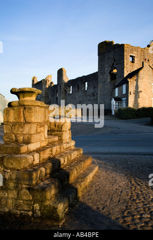 Die Schweinegrippe Kreuz und Middleham Castle Elternhaus von Richard III North Yorkshire England Stockfoto