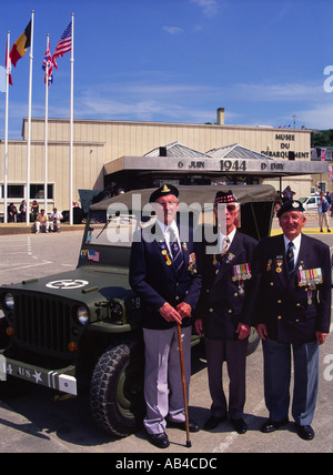Drei alte Soldaten am D-Day feiern Arromanches Calvados Normandie Frankreich Stockfoto