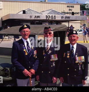 Drei alte Soldaten am D-Day feiern Arromanches Calvados Normandie Frankreich Stockfoto