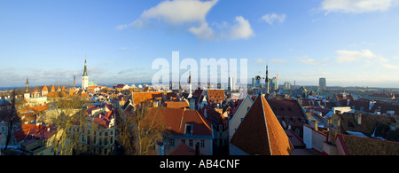 2 Bild Stich Panoramablick über die Dächer der Altstadt von Tallinn von der Domberg Aussichtsplattform. Stockfoto