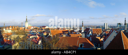 2 Bild Stich Panoramablick über die Dächer der Altstadt von Tallinn von der Domberg Aussichtsplattform. Stockfoto