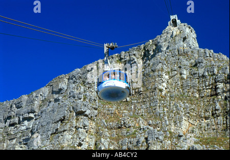 Ein "Rotair" Seilbahn auf dem Weg zu der oberen Seilbahnstation auf der Oberseite Tafelberg. Stockfoto