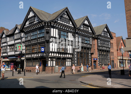 Chester. Tudor-schwarz und weiß eine halbe Fachwerkhaus tudor Gebäude an der Juncion Street Frodsham / Eastgate in der historischen Stadt Stockfoto