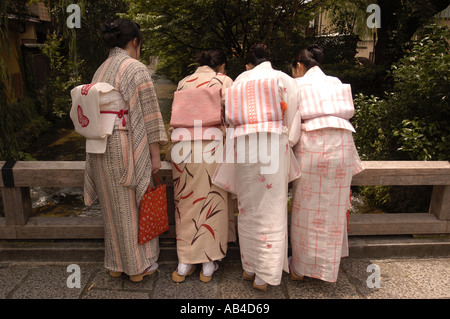 Vier junge Maiko oder Praktikant Geisha in der berühmten Geisha Stadtteil Gion in Kyoto Japan Stockfoto