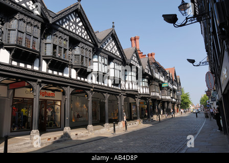 Schwarz und weiß eine halbe Fachwerkhaus Gebäude und Zeilen in Northgate Street in der historischen Stadt Chester Stockfoto