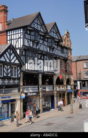 Chester. Schwarz und weiß eine halbe Fachwerkhaus Tudor Gebäude und Zeilen auf Bridge Street in der historischen Stadtmauer. Stockfoto