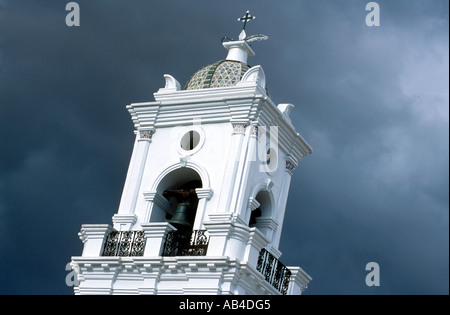 Eine katholische Kirche Glockenturm in der Nähe vom Hauptplatz (Central Park) in Antigua gegen dunkle graue Wolken. Stockfoto