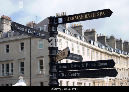 Wegweiser vor typischen georgianischen Stadthäusern Bath Spa, Somerset, England, Europa. Stockfoto