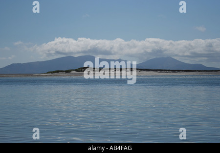 Gipfel des Thacla und Beinn Mhor auf South Uist gesehen vom Strand auf Benbecula äußeren Hebriden Schottland Juni 2007 Stockfoto