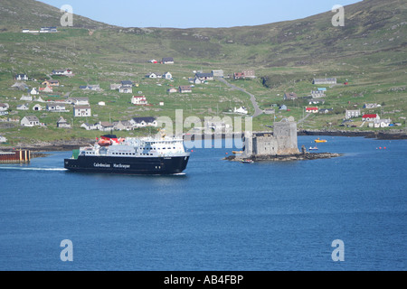 Caledonian macbrayne Fähre, castlebay mit Kisimul Castle Isle of Barra, Schottland, Juni 2007 Stockfoto