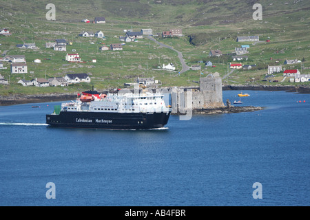 Caledonian macbrayne Fähre, castlebay mit Kisimul Castle Isle of Barra, Schottland, Juni 2007 Stockfoto