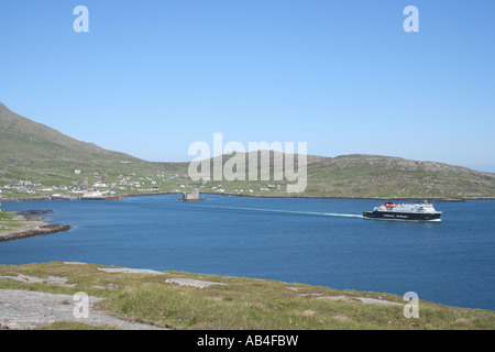Caledonian macbrayne Fähre, castlebay mit Kisimul Castle Isle of Barra, Schottland, Juni 2007 Stockfoto