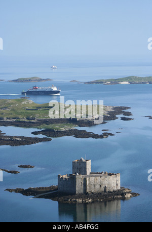 Mv clansman Teil der Caledonian macbrayne Flotte in castlebay mit Kisimul Castle Isle of Barra Schottland Juni 2007 anreisen Stockfoto