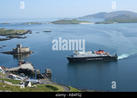 Clansman Teil der Caledonian macbrayne Flotte in castlebay mit Kisimul Castle Isle of Barra Schottland Juni 2007 anreisen Stockfoto