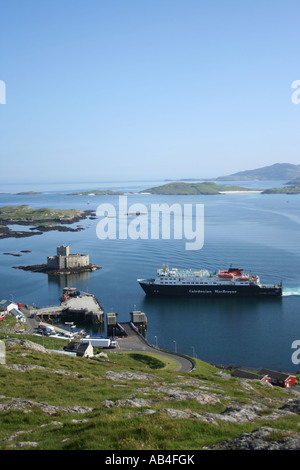 Caledonian macbrayne Fähre in castlebay mit Kisimul Castle Isle of Barra Schottland Juni 2007 anreisen Stockfoto