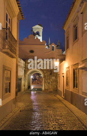 Arco Da Vila In Faro bei Nacht, Algarve, Portugal Stockfoto