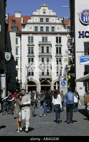 Menschen zu Fuß vorbei an der Hofbrauhaus am Platzl in München. Stockfoto