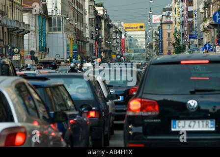 Rush Hour Traffic jam am Corso Buenos Aires, einer der wichtigsten Einkaufsstraßen von Mailand. Stockfoto