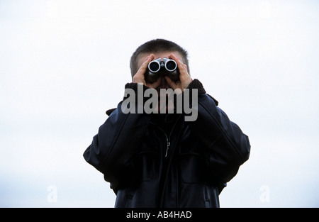 Junge, Blick auf das Meer, Aldeburgh, Suffolk UK. Stockfoto