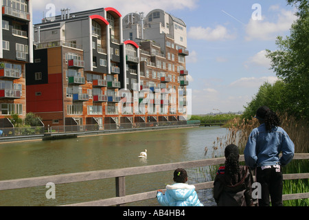 Kinder betrachten Wohnungen auf der Greenwich Millennium Village, London, UK. Juni 2005. Stockfoto