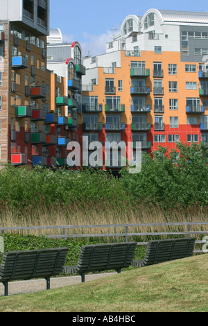 Bänke und Wohnblocks im Greenwich Millennium Village, London, UK. Juni 2005. Stockfoto