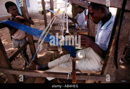 Junge Männer weben Kente Tuch in einem kleinen Dorf in Ghana Westafrika Stockfoto