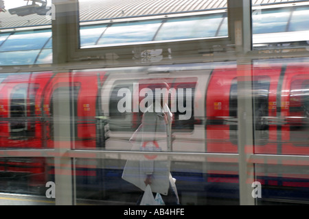 Plattform, Passagier- und Rohr Zug in Stratford u-Bahnstation, London, UK, durch ein Fenster gesehen. Stockfoto