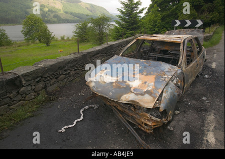 ein verlassenes gestohlenes Auto ausgebrannt in einem Layby neben Thirlmere Seenplatte Stockfoto