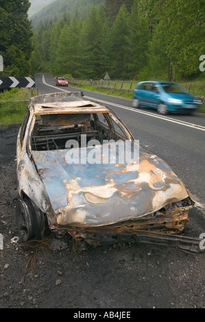 ein verlassenes gestohlenes Auto ausgebrannt in einem Layby neben Thirlmere Seenplatte Stockfoto