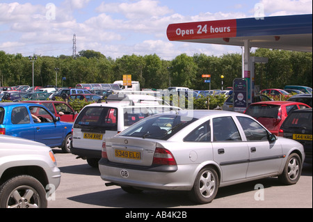 Warteschlangen für Benzin an einer Tesco Supermarkt Tankstelle Carlisle Stockfoto