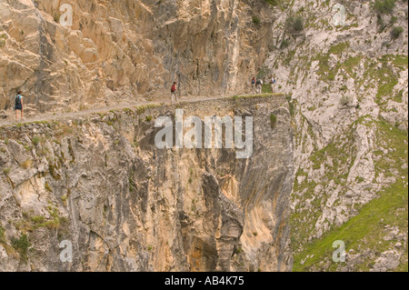 Wanderer auf die sorgen-Schlucht wandern Picos de Europa-Spanien Stockfoto