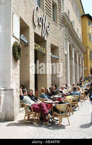 Cafe Society in Urbino Le Marche Ital Stockfoto