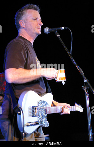 Billy Bragg live in der Halle für Cornwall Truro UK Stockfoto