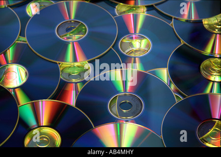 Eine Reihe überlappender CDs/DVDs mit Regenbogen- und Blaulichtreflexionen, Cagliari, Sardinien, Italien. Stockfoto