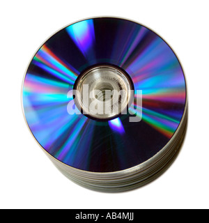 Ein Stapel von CDs/DVDs auf einer Spindel mit Regenbogenlicht auf der oberen Disc, auf weißem Hintergrund, Cagliari, Sardinien, Italien. Stockfoto