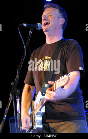 Billy Bragg live in der Halle für Cornwall Truro UK Stockfoto