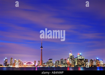 Die blaue Stunde auf Toronto, mit einem Hauch von rosa Stockfoto