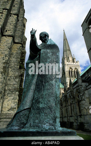 Statue des Heiligen Richard Bishop von Chichester 1245 1253 mit Chichester Kathedrale im Hintergrund Stockfoto