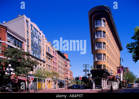 Hotel Europa und restaurierten Gebäuden am Ahorn Baum Platz in historischen Gastown in Vancouver British Columbia Kanada Stockfoto