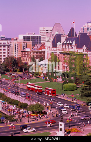 Victoria, BC, Britisch-Kolumbien, Kanada, Vancouver Island - das Empress Hotel und Innenhafen entlang Causeway, Sommer Stockfoto