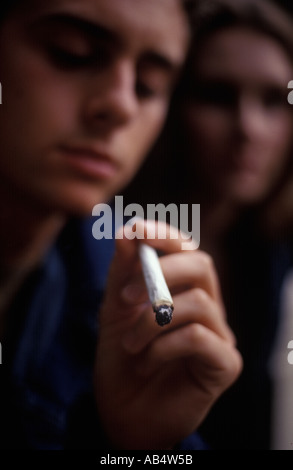 Porträt von Jugendlichen, die Cannabis Rauchen Stockfoto