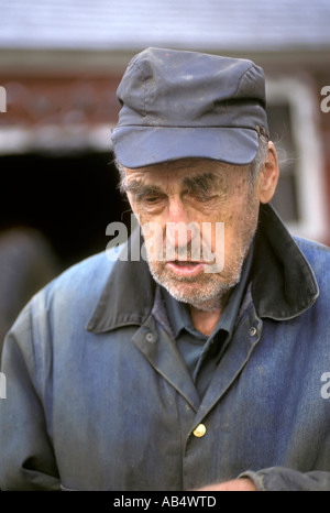 Porträt eines alten Vermont Landwirt Mannes, unrasiert und ungepflegt schmutzig ist Stockfoto