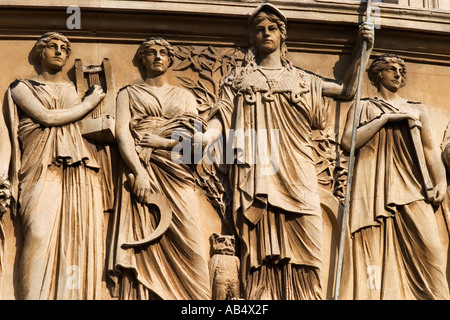 Stone Carving ausführlich Fries an der Guildhall in Bath England Stockfoto