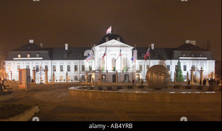 Grassalkovich Palast bei Nacht Hodžovo Nam Bratislava Stockfoto